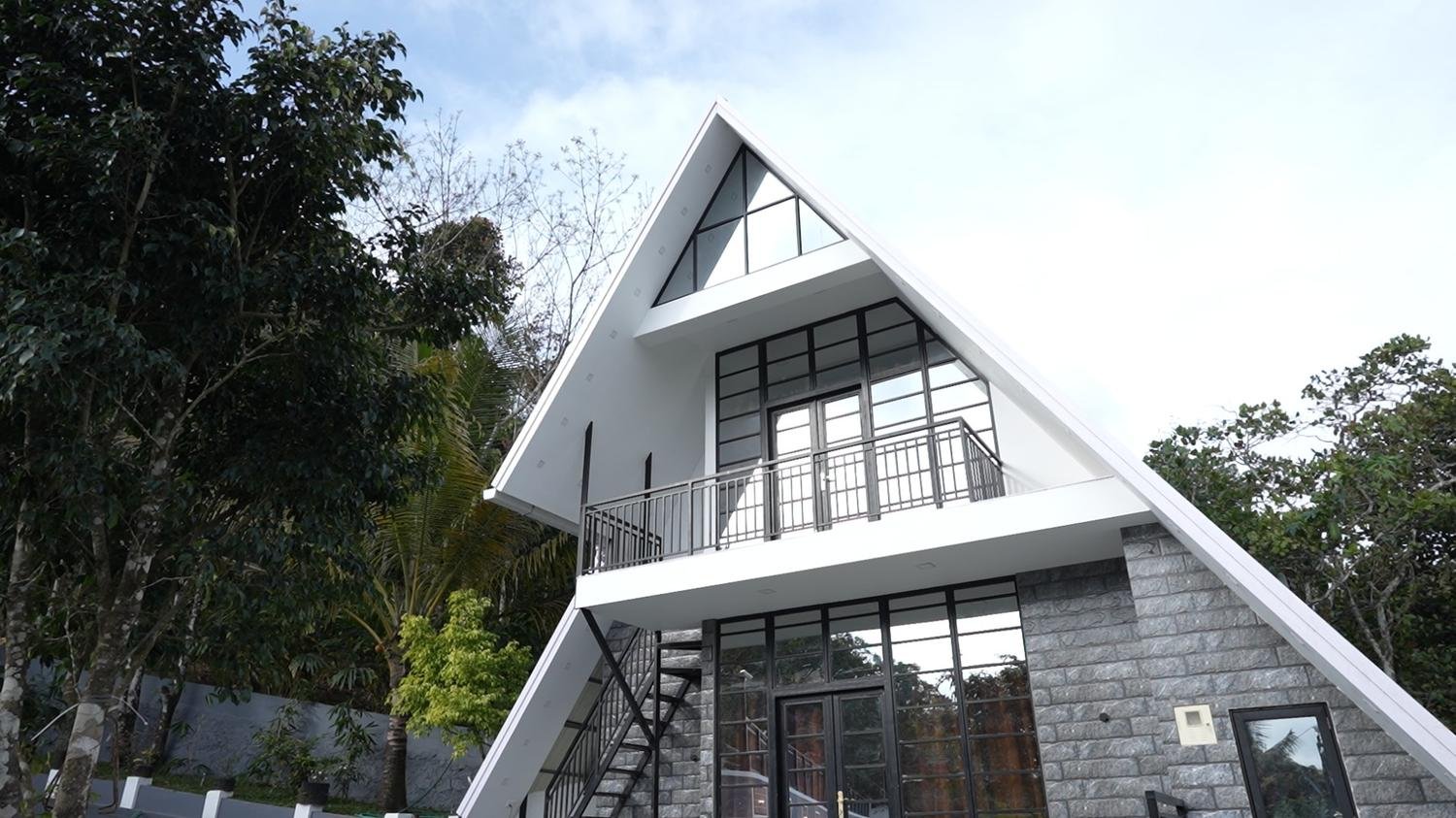 Your Hilltop Haven with Comfort, Charm & Scenic Views
